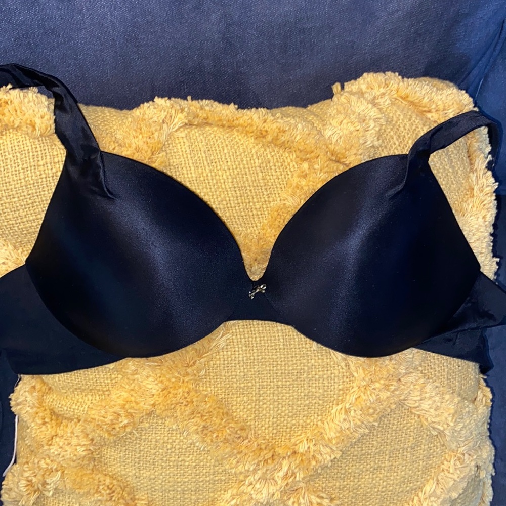 VICTORIAS SECRET PLUNGE BLACK BRA